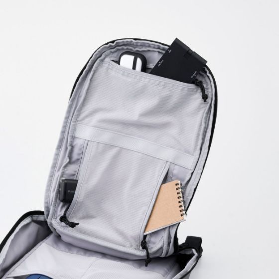 ダークグレーが新登場!コンパクトサイズでも抜群の収納力のバックパック