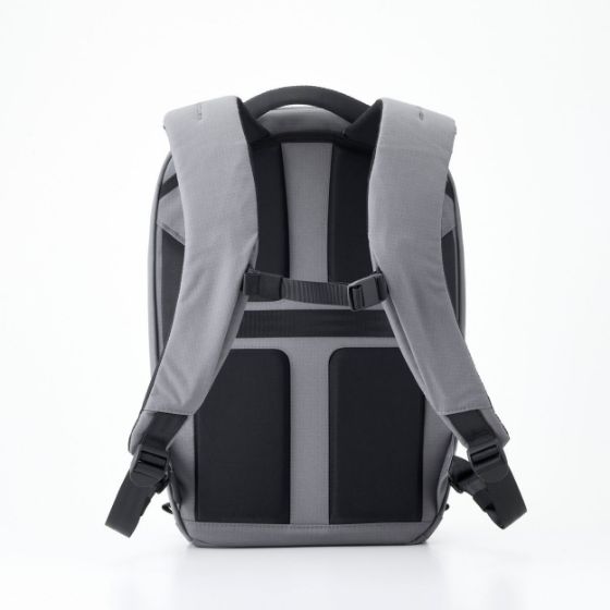 ダークグレーが新登場!コンパクトサイズでも抜群の収納力のバックパック