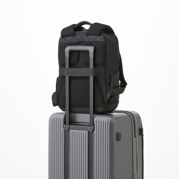 よく使う小物の収納に便利なクイックアクセスポケット付き!"ZEROSHOCK"バックパック