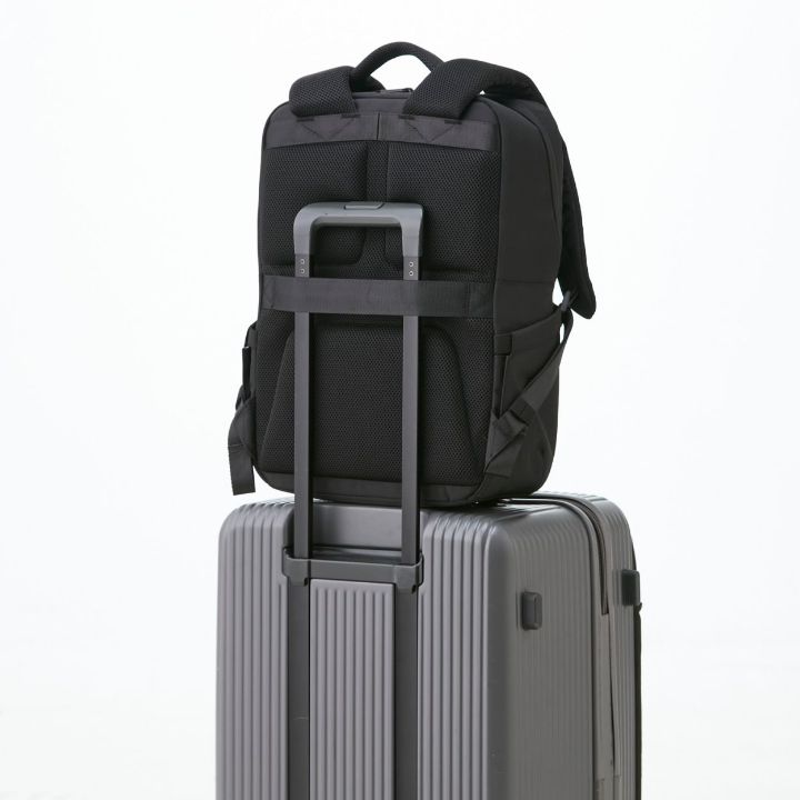 よく使う小物の収納に便利なクイックアクセスポケット付き!"ZEROSHOCK"バックパック