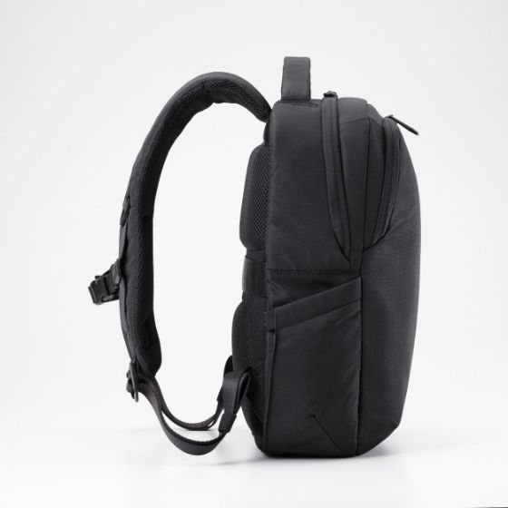 よく使う小物の収納に便利なクイックアクセスポケット付き!"ZEROSHOCK"バックパック