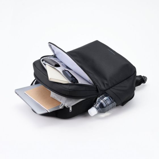 よく使う小物の収納に便利なクイックアクセスポケット付き!"ZEROSHOCK"バックパック