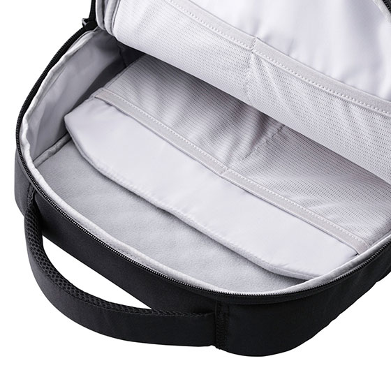 よく使う小物の収納に便利なクイックアクセスポケット付き!"ZEROSHOCK"バックパック