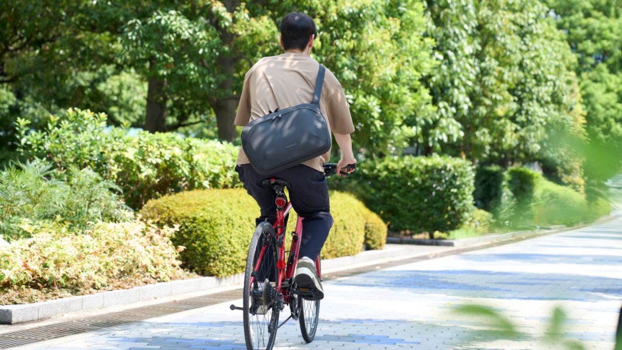 貴重品の収納に便利な隠しポケット付き!"ZEROSHOCK"メッセンジャーバッグ