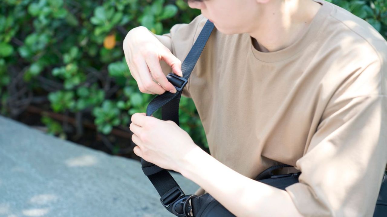 貴重品の収納に便利な隠しポケット付き!"ZEROSHOCK"メッセンジャーバッグ