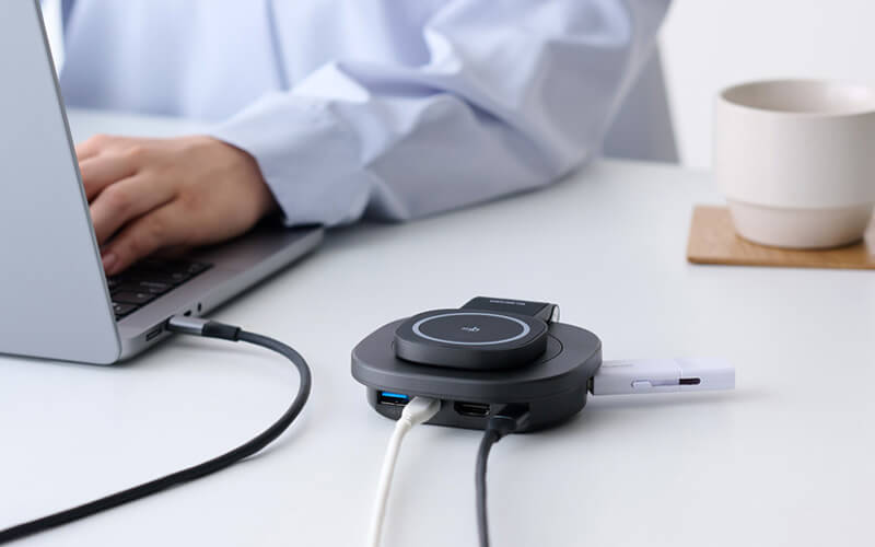 パソコンを充電するだけでなく、各種USB機器とのデータのやり取りも可能