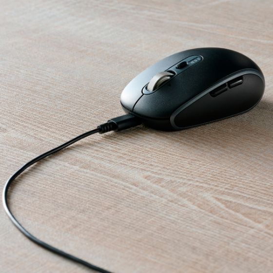 マルチデバイス対応と充電式で、どこでも快適なワークスタイルを実現