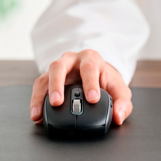 マルチデバイス対応と充電式で、どこでも快適なワークスタイルを実現