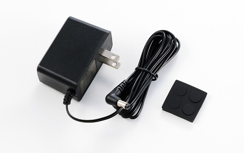 耐トラッキング性のコンセントプラグを採用したACアダプターとゴム足が付属