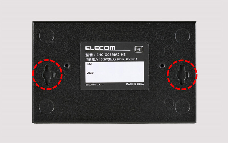 本体底面には壁掛け用ネジ穴を装備、収納ボックスへの設置にも対応