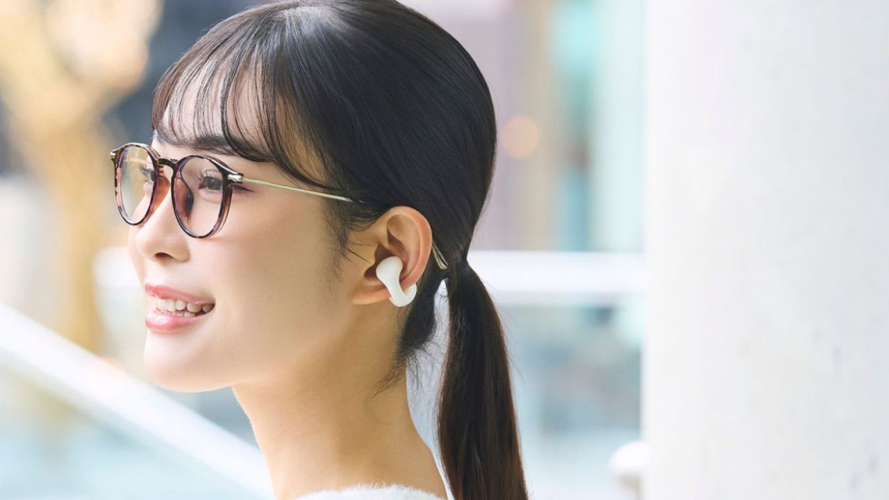 耳への負担感が少ないイヤーカフ形状で、軽やかな着け心地を実現!