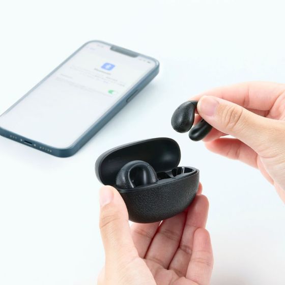 耳への負担感が少ないイヤーカフ形状で、軽やかな着け心地を実現!