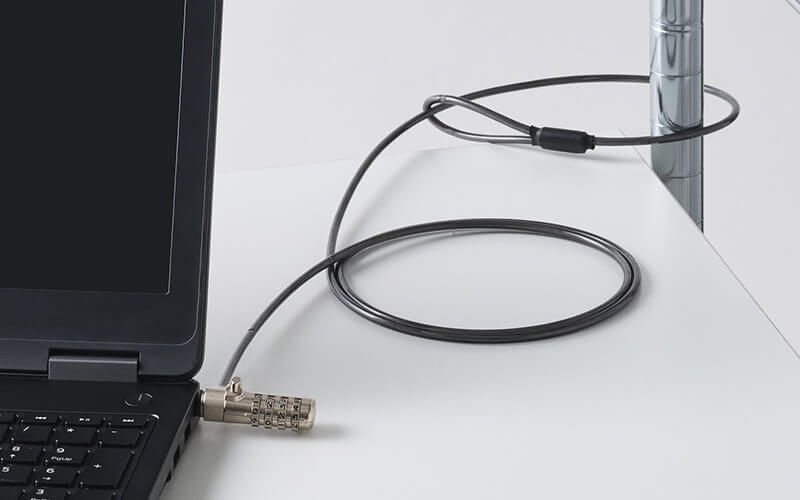 ラックの柱やデスクの脚などにワイヤーを通して機器を盗難から守る