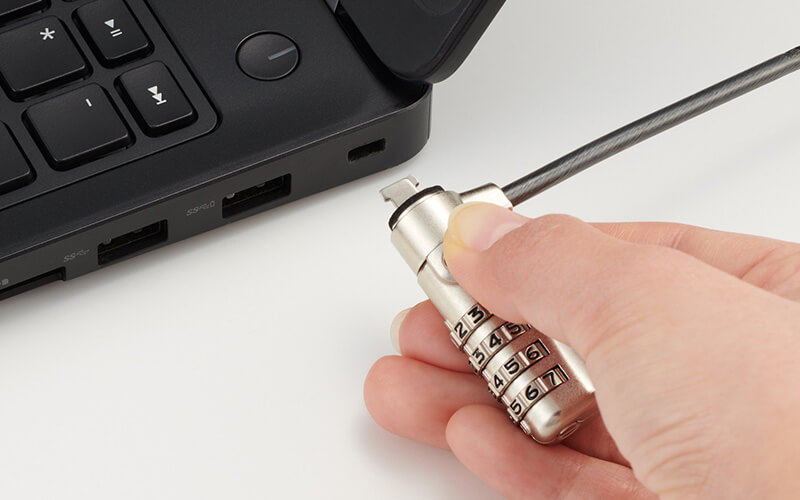 スロットにロック刃を挿し込んでボタンを押すだけでセット完了