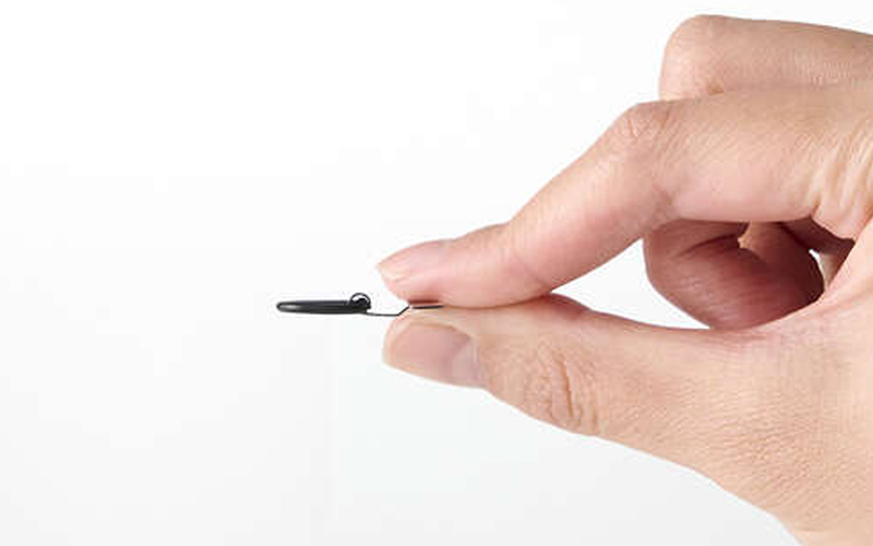 ストラップホールシートを挟んだままで充電が可能