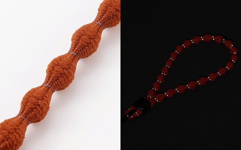 ひもに反射糸を織り込んでおり、強い光に反射します