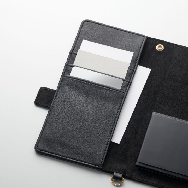 落下を防ぐハンドストラップ付き!4つのカードポケットとハンドストラップ付属タイプ