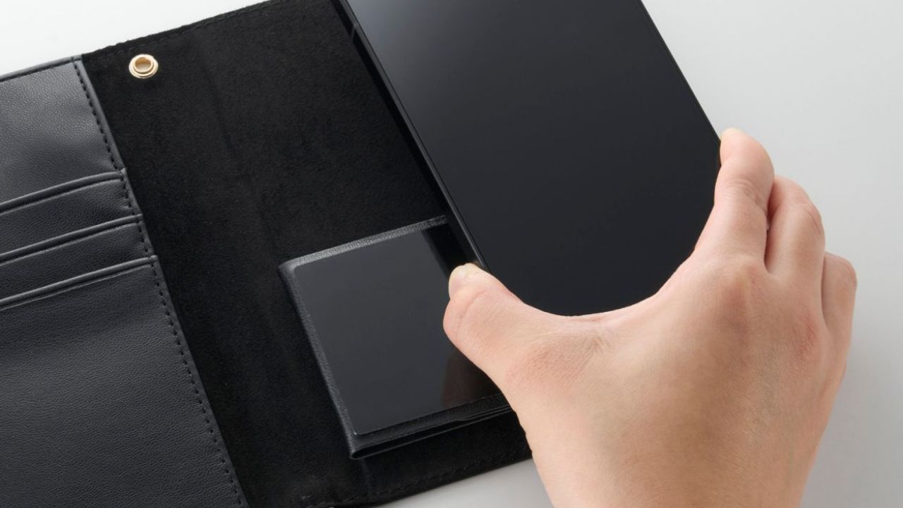 [共通特長] スマートフォンがピタッとくっつく!自己吸着シート採用