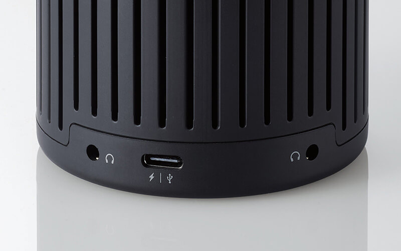 ヘッドセット用にステレオミニジャックを2ポート装備