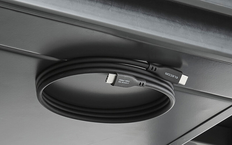 スチールデスクの裏面に吸着させることも可能