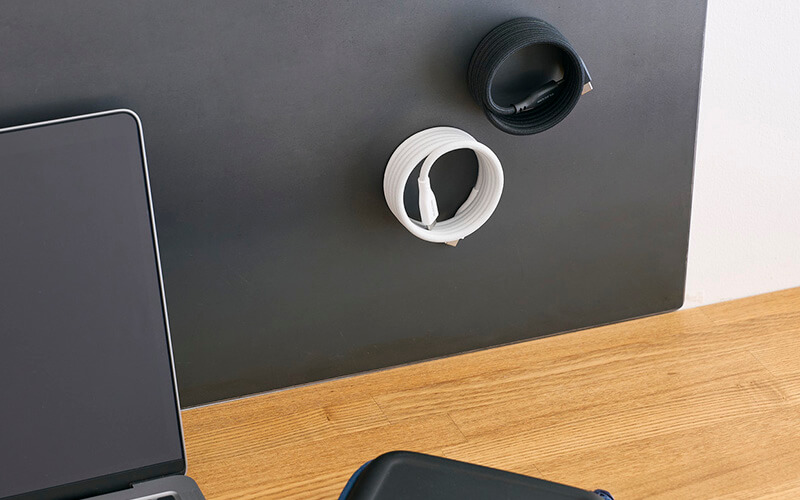 スチール製パーティションや棚などに吸着させて保管できる