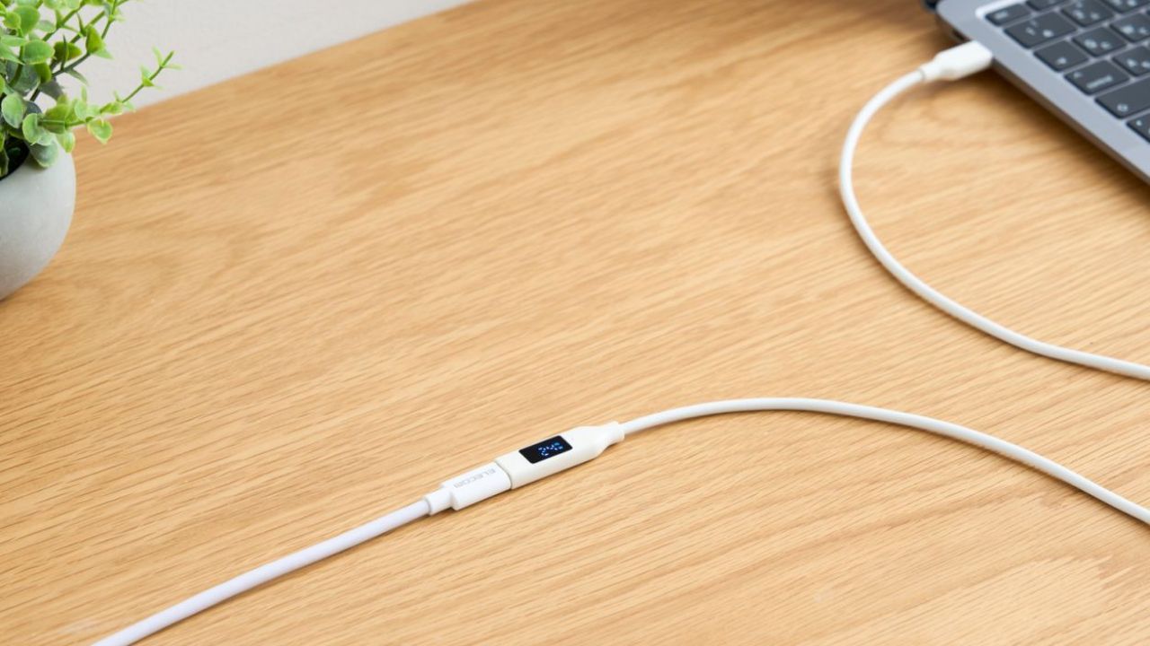 USB Type-C(USB-C)プラグとUSB Type-C(USB-C)ポートを備えた電力ディスプレイ付き延長ケーブル