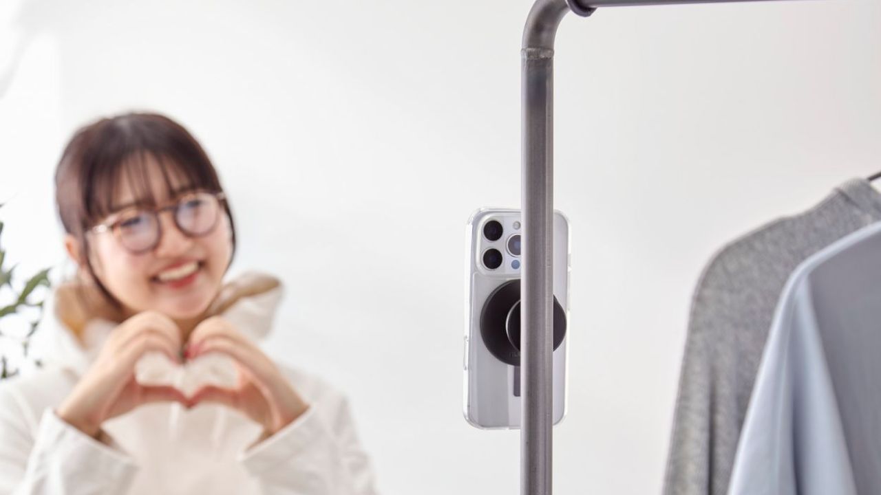 磁石が付く場所にスマートフォンを簡単固定!自撮りはもちろん、ダンス動画や全身を写した撮影にもぴったり!