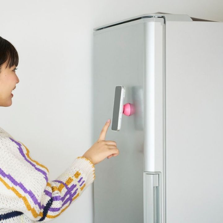 磁石が付く場所にスマートフォンを簡単固定!自撮りはもちろん、ダンス動画や全身を写した撮影にもぴったり!