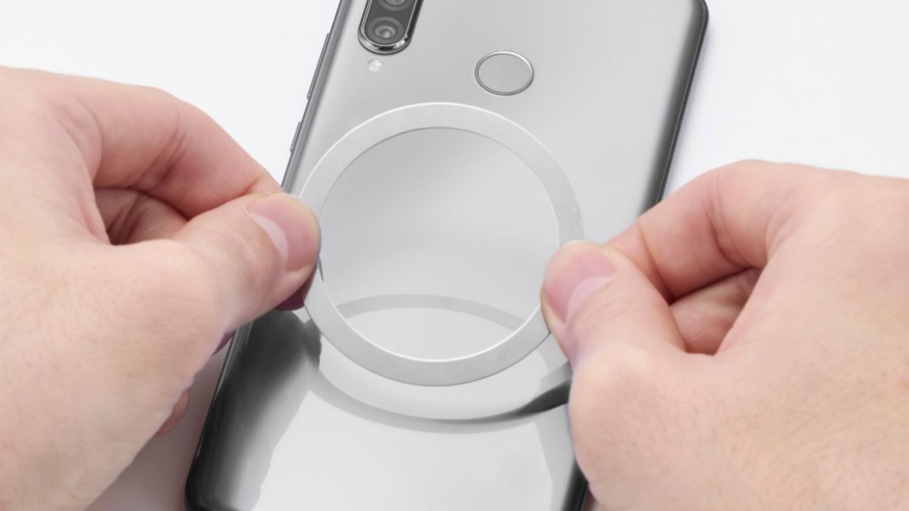 MagSafe対応スマートフォンの背面に、マグネットで簡単に着脱可能