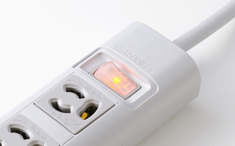 電源のオン/オフ状態がひと目でわかる点灯式の一括スイッチ