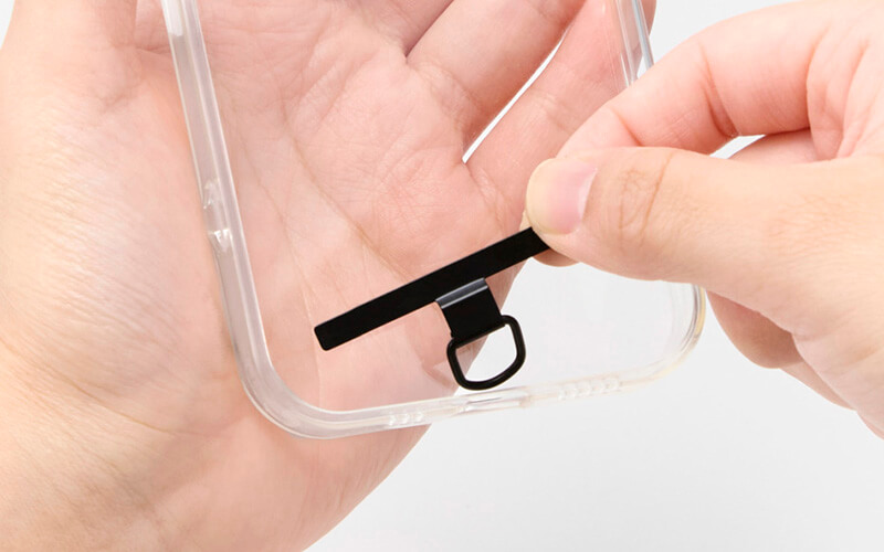 ケースのケーブル穴を通して挟み込むだけでOK