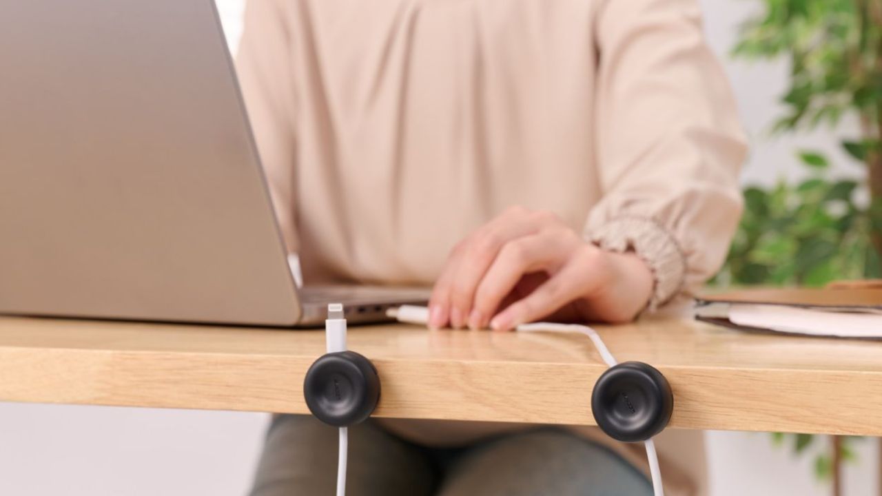 土台部分は360度回転で、ケーブルの向きを自在に変更可能