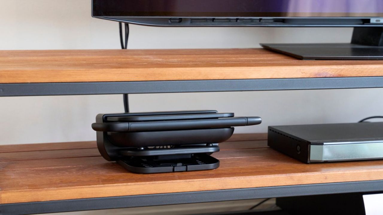 縦置き＋横置き（4段階角度調節）対応で、場所を選ばず設置可能