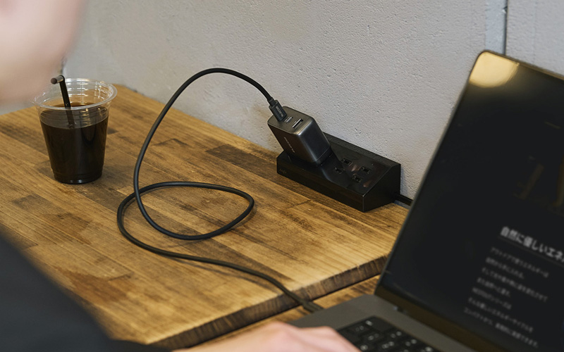 コンパクトながら最大70W出力でUSB Power Delivery対応のパソコンなどを充電可能