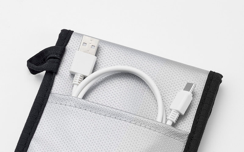 背面ポケットにはケーブルなどを収納可能