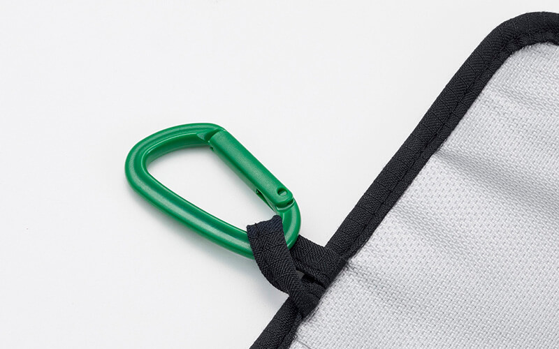 カラビナやストラップの取り付けが可能なループ付き