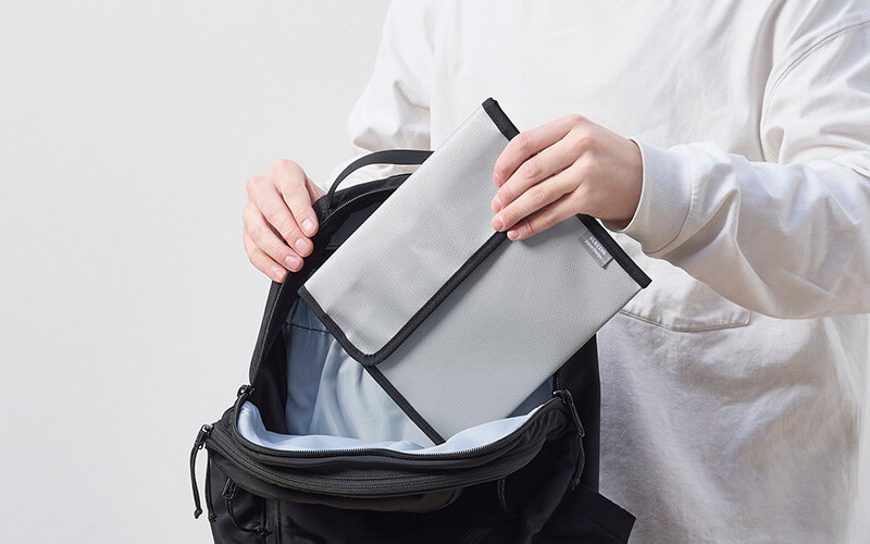 複数のモバイルバッテリーやガジェットを収納可能