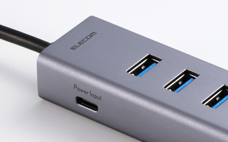 側面に給電専用のUSB Type-Cポートを装備