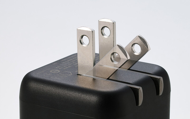 電源プラグはスイングプラグ仕様で本体に収納可能