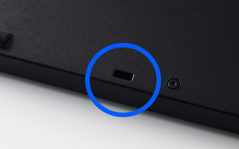 誤って液体をこぼしたときに排出できる水抜き穴を装備