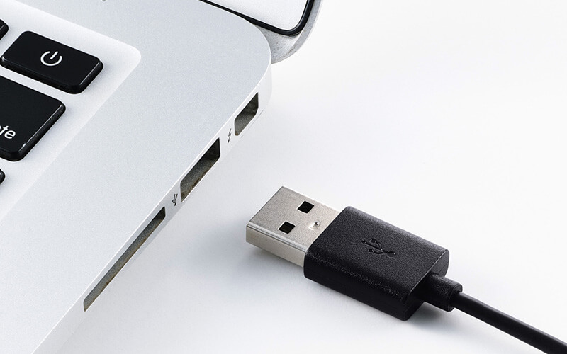 パソコンのUSB-Aポートにコネクターを挿すだけ