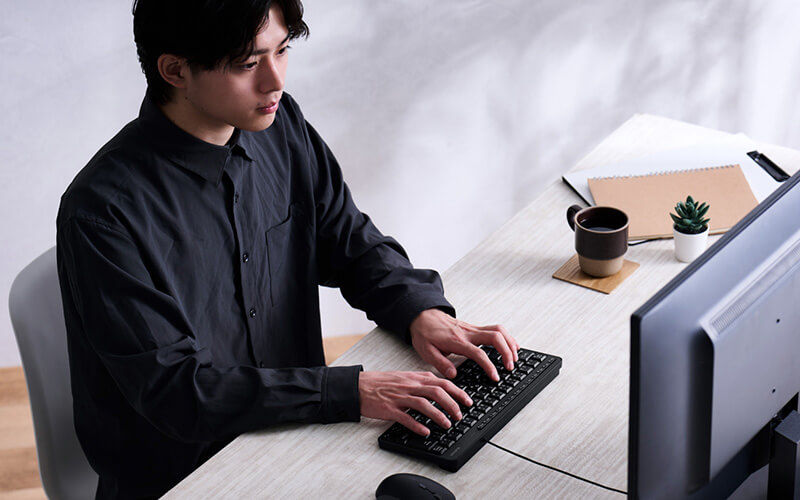 コンパクトなのでデスクトップが広く使える