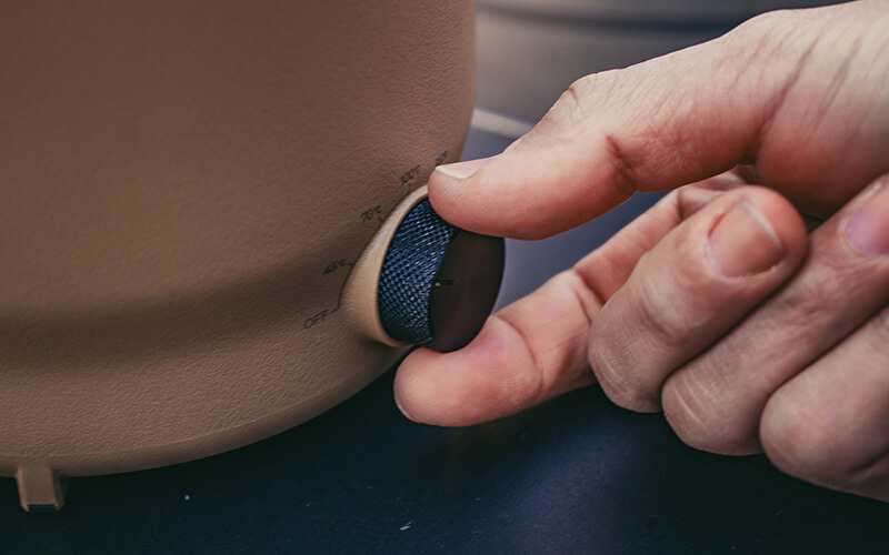 ダイヤルを回して動作モード選ぶだけでシンプルに調理が可能