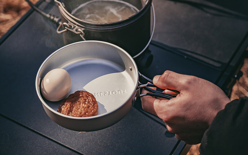 アルミ製のふたは折りたたみの取っ手付きで、熱い料理を入れるお皿にも使える