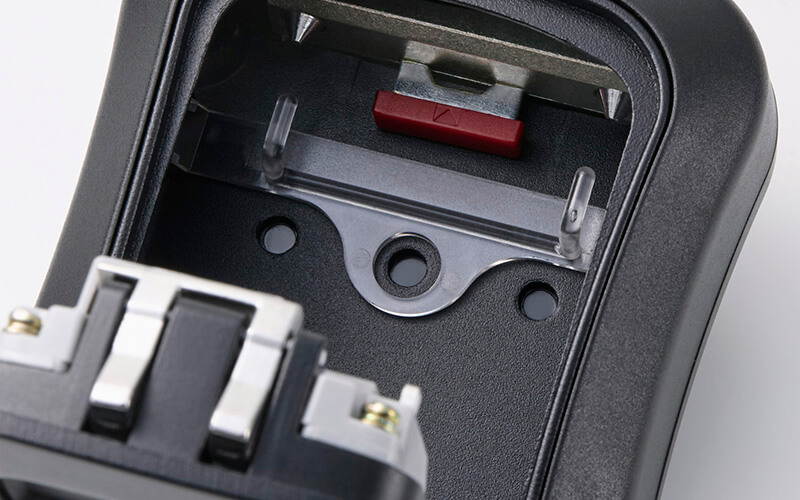 ボックス内には、鍵が掛けられるフックを2個装備