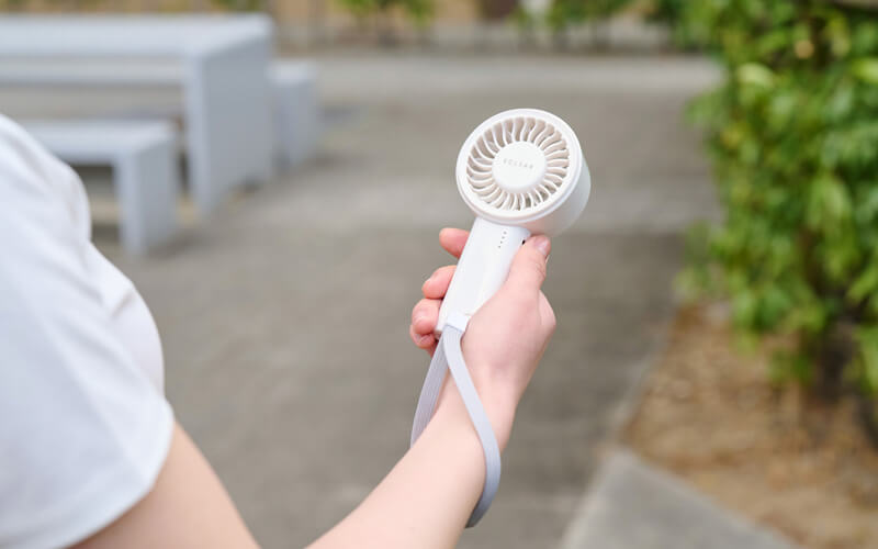 気軽に持ち運べるコンパクトサイズ。落下を防止するストラップ付き