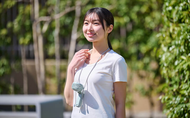 付属のネックストラップで首に掛けて使用可能