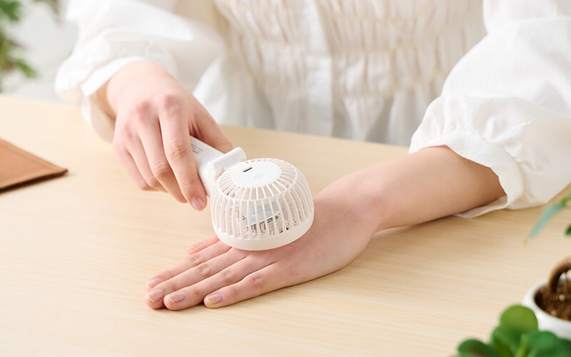 ペルチェ式の冷却プレートで肌を直接冷やすこともできる