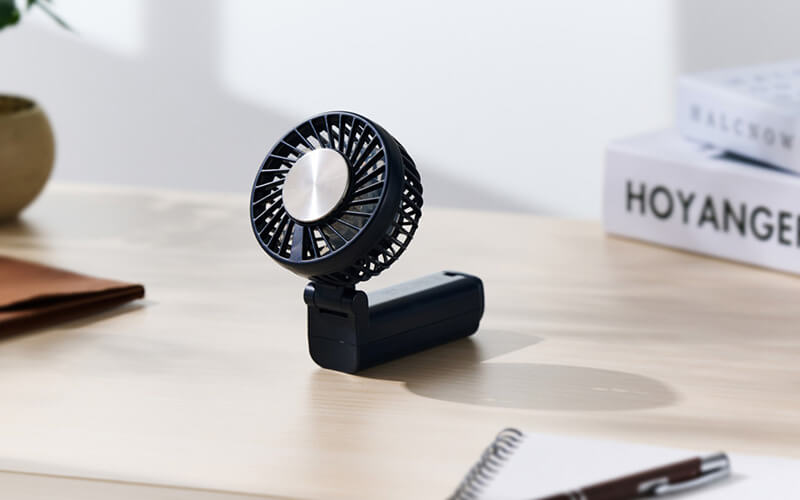 折り曲げ式なので卓上でも安定した状態で使用可能