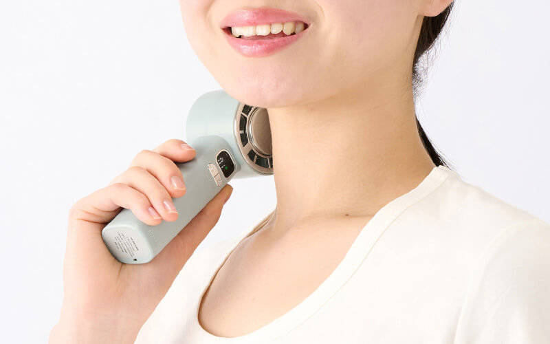 ペルチェ式の冷却プレートで肌を直接冷やすことが可能